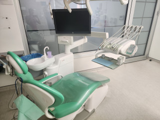 Prodajem stomatolosku stolicu Anthos A5 i pratecu opremu